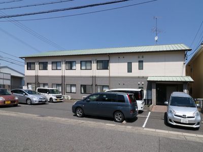穏やかな外観の建物