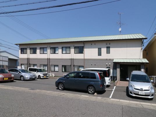 穏やかな外観の建物