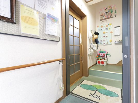 廊下の壁と手すり