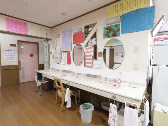 手入れされた明るい洗面台