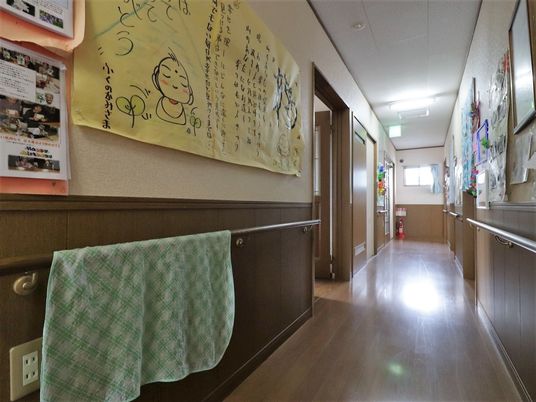 廊下に飾り付けられた手作り感