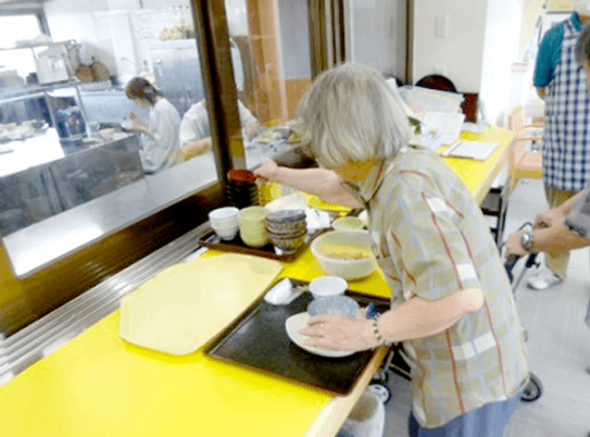 食事準備の様子 ダイニングルーム