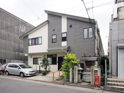 街中の落ち着いた外観