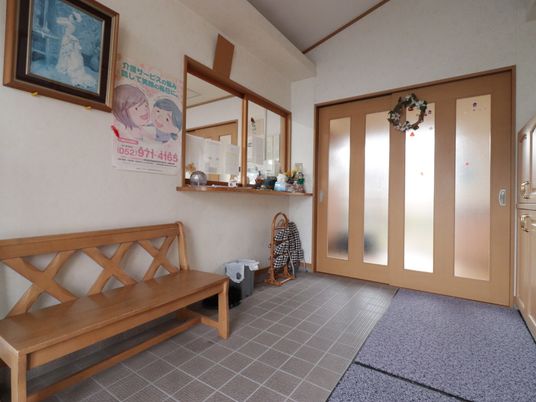 明るいエントランスの風景