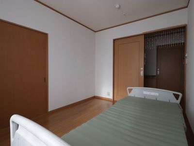 居室の寝具とドア