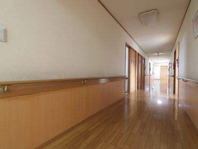 手すり付きの明るい廊下