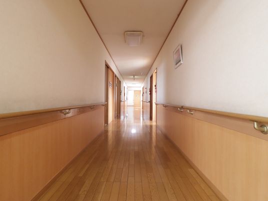 明るい廊下の風景