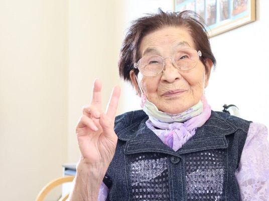 笑顔の高齢女性がピースサイン
