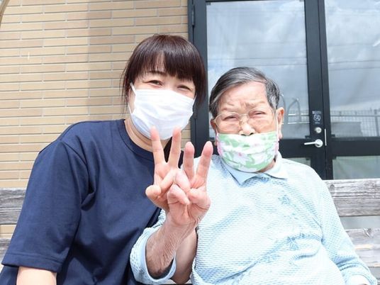 仲良くピースサインの二人
