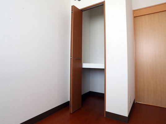 整然とした洋室のクローゼット