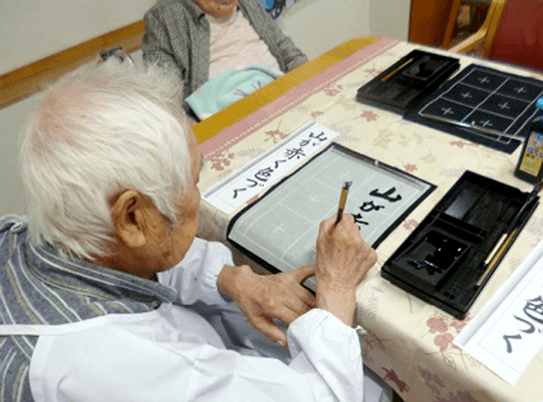 書道を楽しむ様子