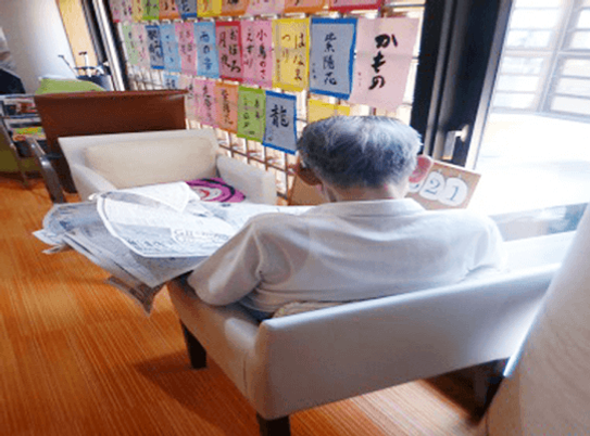 ゆったりと新聞を読む様子