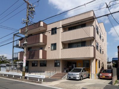 茶色の建物の外観