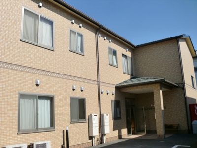 暖かみのある建物エントランス