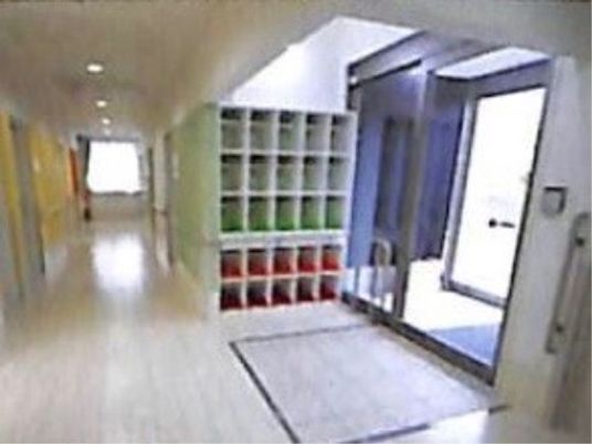 明るい廊下と出入口