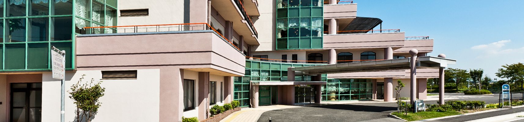 広々とした建物の外観