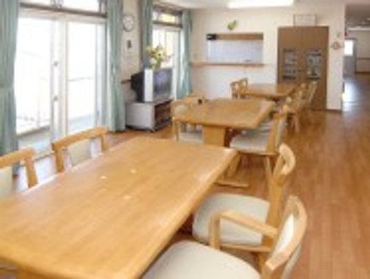 自然光が差し込む食堂