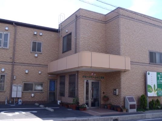 施設の入口と外観