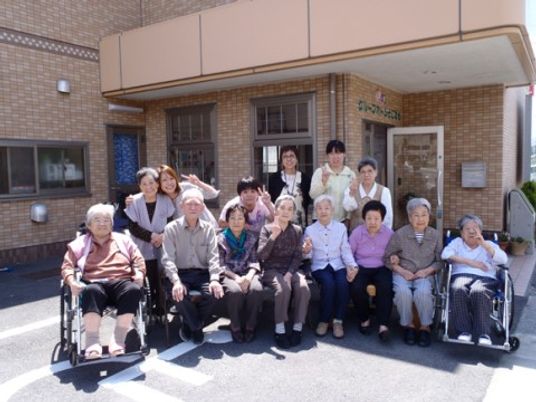 笑顔の集合写真エントランス前