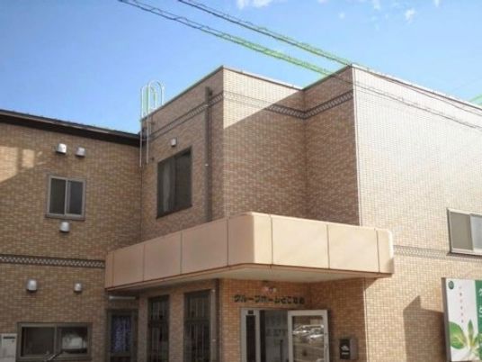 落ち着いた色合いの外観