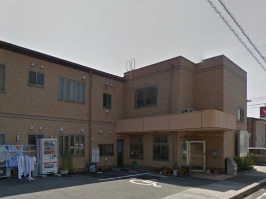 落ち着いた色合いの外観