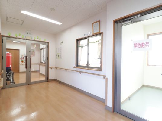 廊下に手すりと出入口