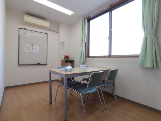 明るい会議室の一角