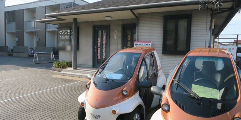 駐車場にある施設外観