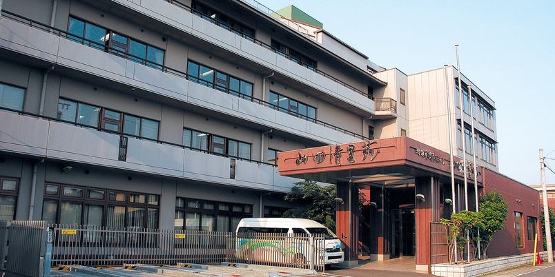 施設正面の外観