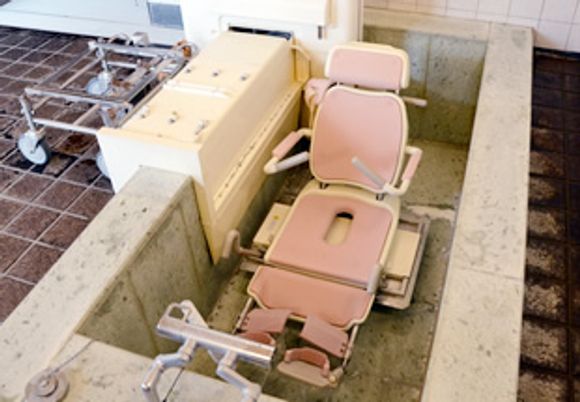 安全で便利な設備の浴室