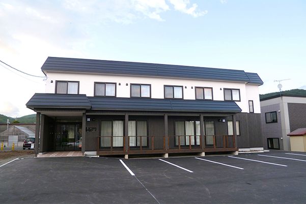 駐車場付き建物外観