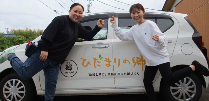 車両前でポーズを取る人物