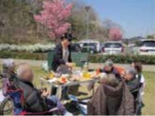桜の下での食事風景