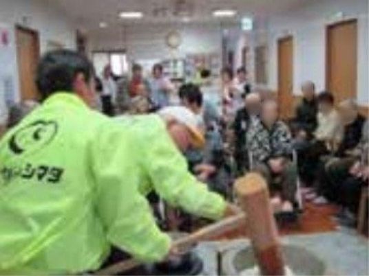 和太鼓を演奏する人々