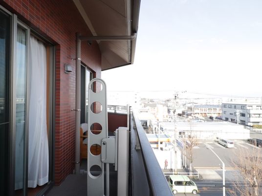 建物のバルコニーと街並み