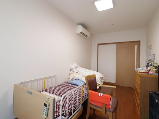 居室のベッドとデスク