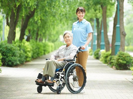 スタッフと利用者の笑顔
