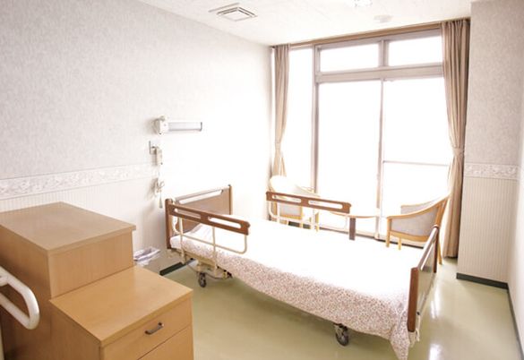 明るい光が差し込む居室