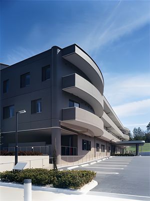 青空の下の建物外観