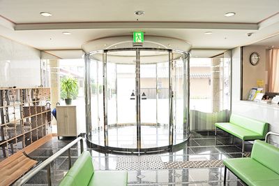 緑のソファがあるエントランス