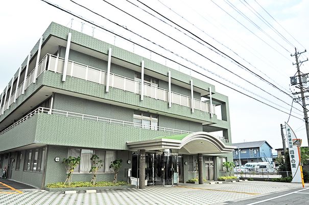 広々とした建物の外観