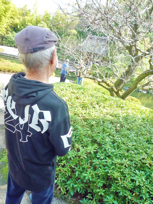 庭を見渡す人の後姿