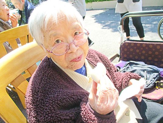 屋外で楽しむ高齢者