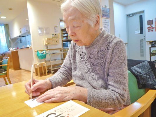 高齢者が書き物をする様子
