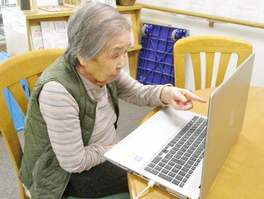 高齢者のパソコン使用