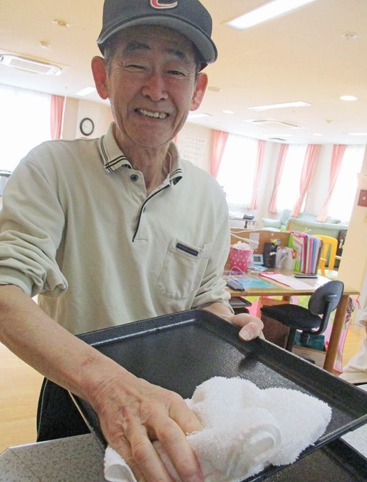 笑顔の男性と共有スペース