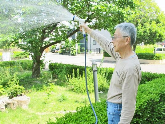 庭の世話をする人