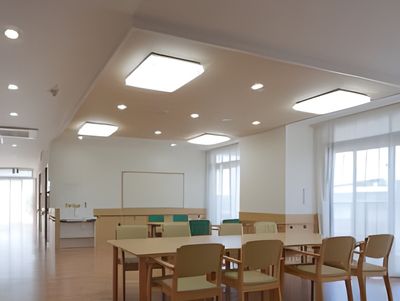 明るい広々とした食堂