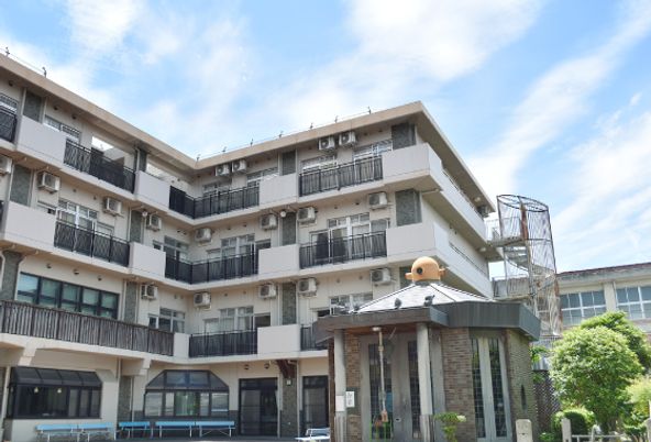 4階建ての建物外観