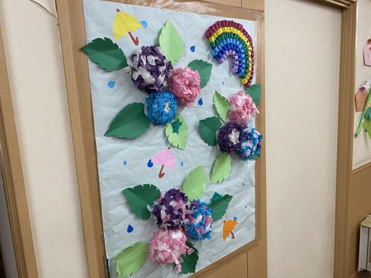 手作りの壁飾りがある空間